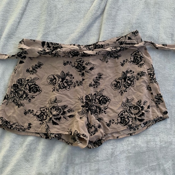rose pattern shorts - Picture 2 of 3